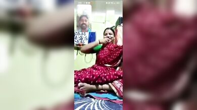 Bhabhi Sex Pron vermilion lifted her saree on videos