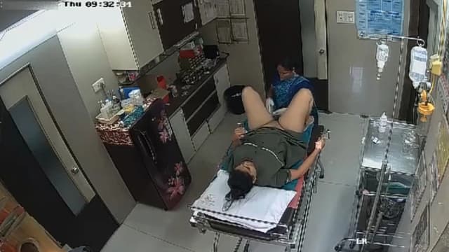 Bhabhi In Clinic House-Keeper Shaving Her Pussy Video